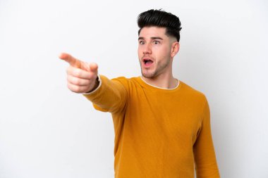 Beyaz arka planda izole edilmiş genç beyaz adam...