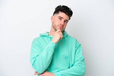 Beyaz arka planda soyutlanmış genç beyaz bir adamın şüpheleri ve düşünceleri var.