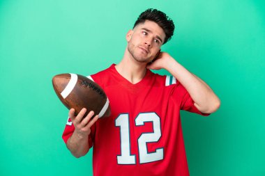 Rugby oynayan beyaz bir genç yeşil arka planda izole edilmiş şüpheleri var.