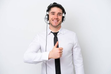 Tele pazarlamacı beyaz arka planda izole edilmiş beyaz bir adam baş parmak hareketi yapıyor.