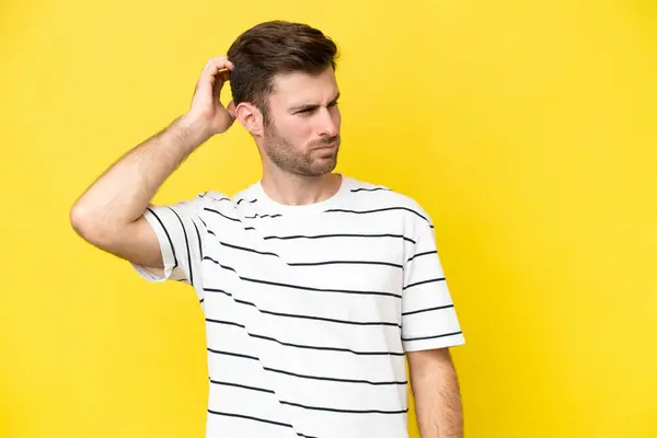 Young Caucasian Man Isolated Yellow Background Having Doubts While Scratching — Stock Photo, Image
