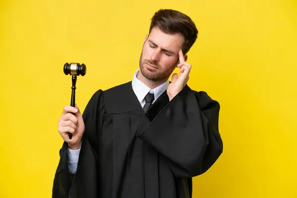 Rechter Blanke Man Geïsoleerd Gele Achtergrond Met Hoofdpijn — Stockfoto