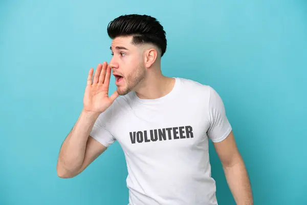 Young Volunteer Caucasian Man Isolated Blue Background Shouting Mouth Wide — Stock Photo, Image