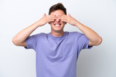 Genç ve yakışıklı Brezilyalı bir adam beyaz arka planda izole edilmiş, gözleri kapalı ve gülümsüyor.