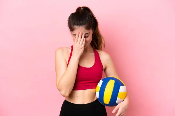 Young Caucasian Woman Playing Volleyball Isolated Pink Background Tired Sick — Stock Photo, Image