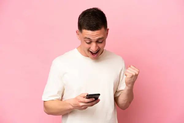 Young Brazilian Man Isolated Pink Background Surprised Sending Message — Stock Photo, Image