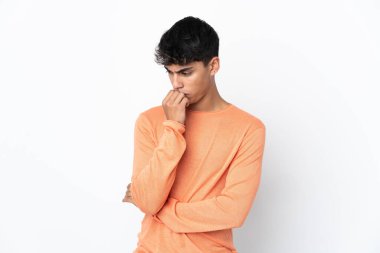 İzole edilmiş beyaz arka planı olan genç bir adam.