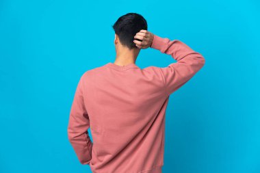 Arka plandaki mavi arka planda kalan genç adam şöyle düşünüyor: