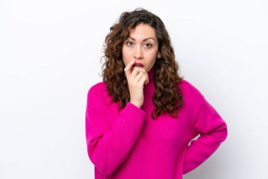 Beyaz arka planda izole genç beyaz kadın şaşırmış ve şok olmuştu.