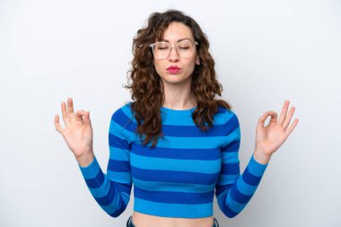 Beyaz arka planda Zen pozisyonunda beyaz tenli genç bir kadın.