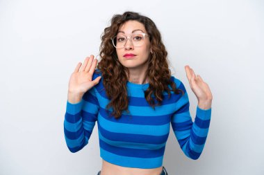 Beyaz arka planda izole edilmiş beyaz bir kadın şüpheli hareketler yapıyor.