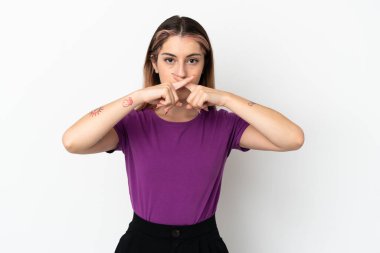 Beyaz arka planda izole edilmiş beyaz bir kadın sessizlik işareti gösteriyor.