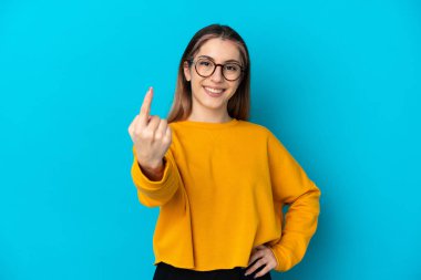 Mavi arka planda izole genç beyaz kadın geliyor.