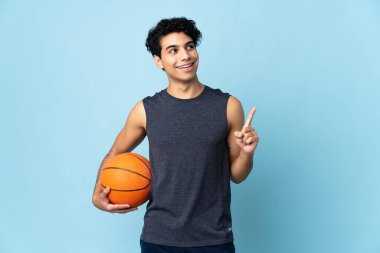 Venezuelalı basketbolcu izole edilmiş arka planda harika bir fikre işaret ediyor.