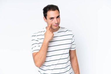 Beyaz arka planda izole edilmiş genç beyaz adam bir şey gösteriyor.