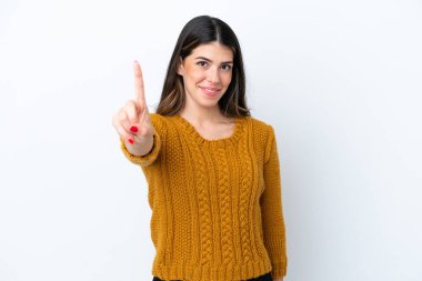 Beyaz arka planda izole edilmiş genç bir İtalyan kadın parmağını kaldırıyor ve gösteriyor.