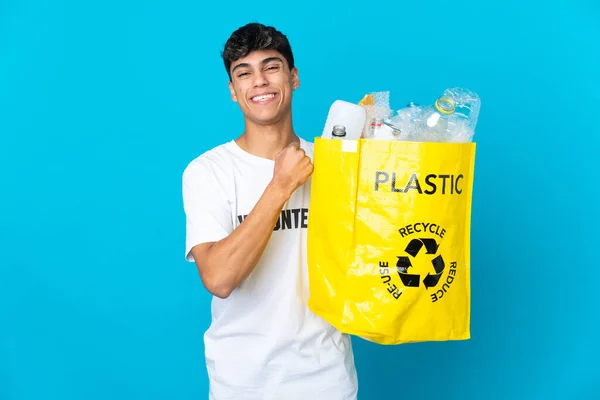 Sosteniendo Una Bolsa Llena Botellas Plástico Para Reciclar Sobre Fondo —  Fotos de Stock