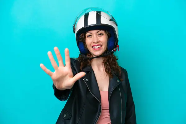 Motosiklet Kasklı Genç Beyaz Kadın Mavi Arka Planda Izole Edilmiş — Stok fotoğraf