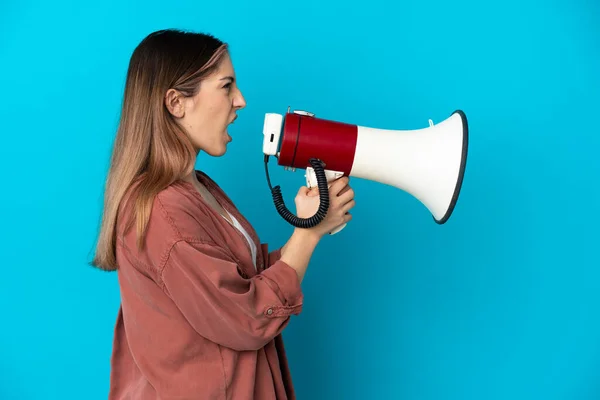 Young Caucasian Woman Isolated Blue Background Shouting Megaphone Announce Something — Stock Photo, Image
