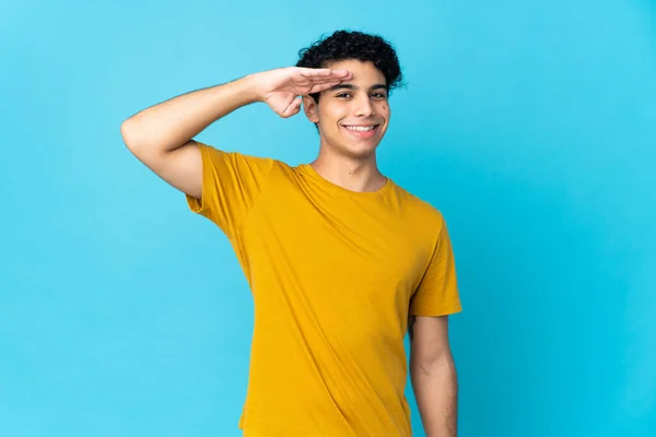 Genç Venezuelalı Adam Mavi Arka Planda Izole Edilmiş Mutlu Bir — Stok fotoğraf