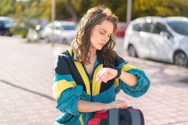 Sırt çantalı güzel bir kadın.