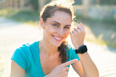 Dışarıda spor yapan genç bir kadın.