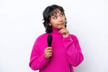 Genç Arjantinli şarkıcı kadın beyaz arka planda izole edilmiş.