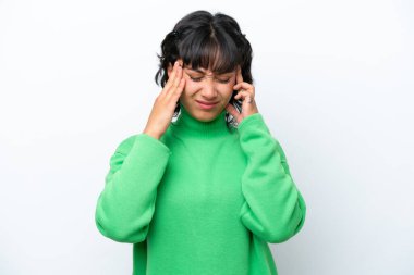 Genç Arjantinli kadın, beyaz arka planda baş ağrısı ile izole edilmiş.