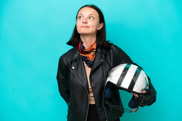 Junge Kaukasische Frau Mit Motorradhelm Auf Blauem Hintergrund Und Blick — Stockfoto