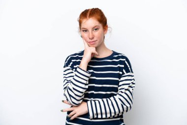 Kırmızımsı genç kadın beyaz arka planda soyutlanmış ve düşünüyor