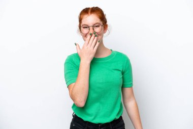 Kırmızımsı genç bir kadın beyaz arka planda izole edilmiş mutlu ve gülümseyen bir ağızla elini kapatıyor.