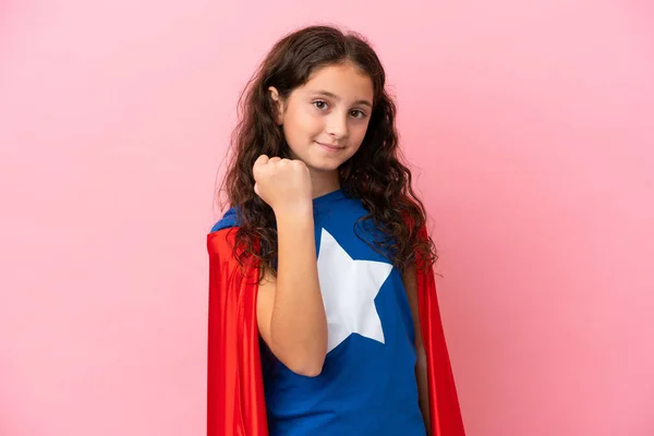 Klein Blank Meisje Geïsoleerd Roze Achtergrond Superheld Kostuum — Stockfoto