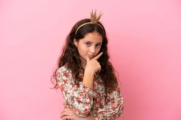 Pequeña Princesa Caucásica Con Corona Aislada Sobre Fondo Rosa Pensando —  Fotos de Stock