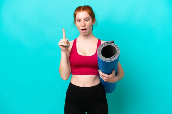 Young Sport Reddish Woman Going Yoga Classes While Holding Mat — Stock Photo, Image