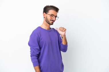 Beyaz arka planda soyutlanmış, gururlu ve kendini beğenmiş beyaz bir adam.