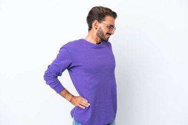 Beyaz arka planda izole edilmiş beyaz bir beyaz adam gayret gösterdiği için sırt ağrısı çekiyor.