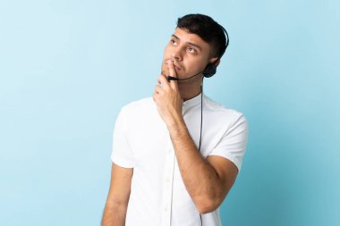 Kolombiyalı tele pazarlamacı tecrit edilmiş bir geçmişe sahip bir kulaklıkla çalışıyor.