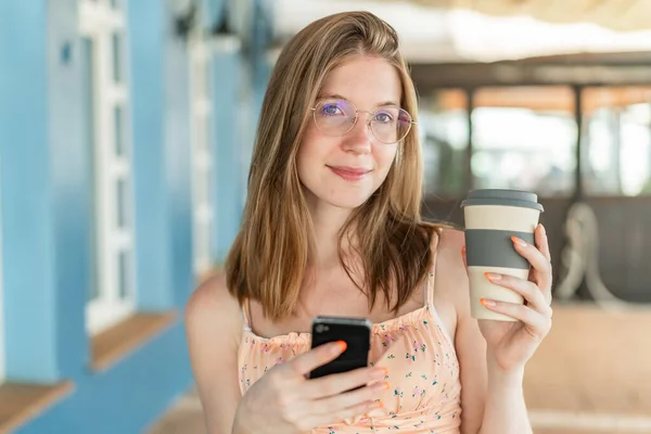 Ung Fransk Flicka Med Glasögon Utomhus Med Hjälp Mobiltelefon Och — Stockfoto