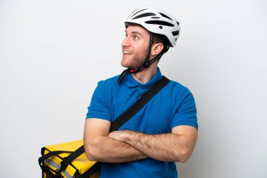 Beyaz arka planda izole edilmiş termal sırt çantalı beyaz bir adam mutlu ve gülümsüyor.