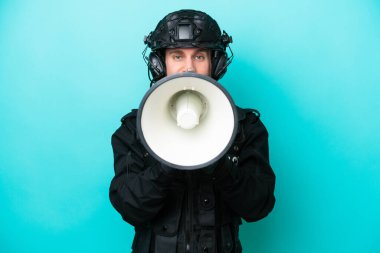 Özel Tim 'in beyaz adamı mavi arka planda izole edilmiş megafondan bağırıyor.