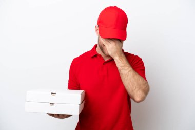 Pizza teslimatı, iş üniformalı beyaz arka planda izole edilmiş ve hasta bir ifadeyle pizza kutuları alan beyaz bir adam.
