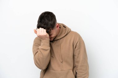 Beyaz arka planda başağrısı olan beyaz tenli yakışıklı bir adam.