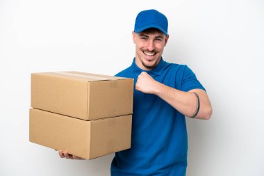 Beyaz arka planda izole edilmiş beyaz bir adam zaferi kutluyor.