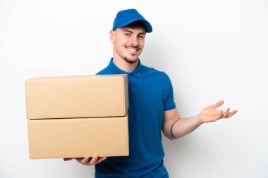 Beyaz arka planda izole edilmiş beyaz bir adam. Gelmesi için ellerini yana uzatıyor.