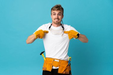 Suratı şaşırmış genç elektrikçi duvarın üstünde.