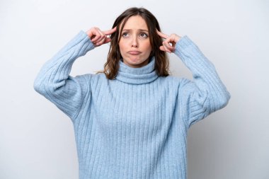 Beyaz arka planda soyutlanmış beyaz bir kadın. Şüpheleri ve düşünceleri var.