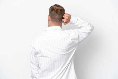 Kızıl saçlı uzun sakallı adam beyaz arka planda izole edilmiş ve düşünüyor.