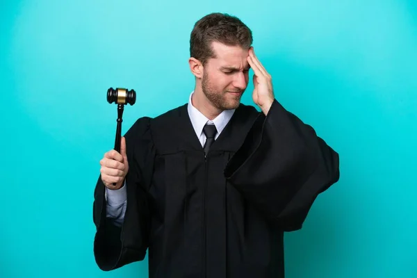 白人裁判官 頭痛と青い背景で隔離された男 — ストック写真