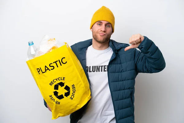 Junge Kaukasier Mit Einer Tüte Voller Plastikflaschen Zum Recyceln Isoliert — Stockfoto