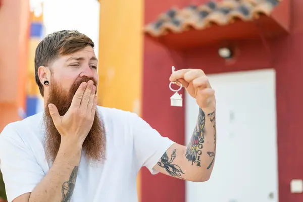 Homem Ruivo Com Barba Segurando Teclas Casa Livre Com Expressão — Fotografia de Stock